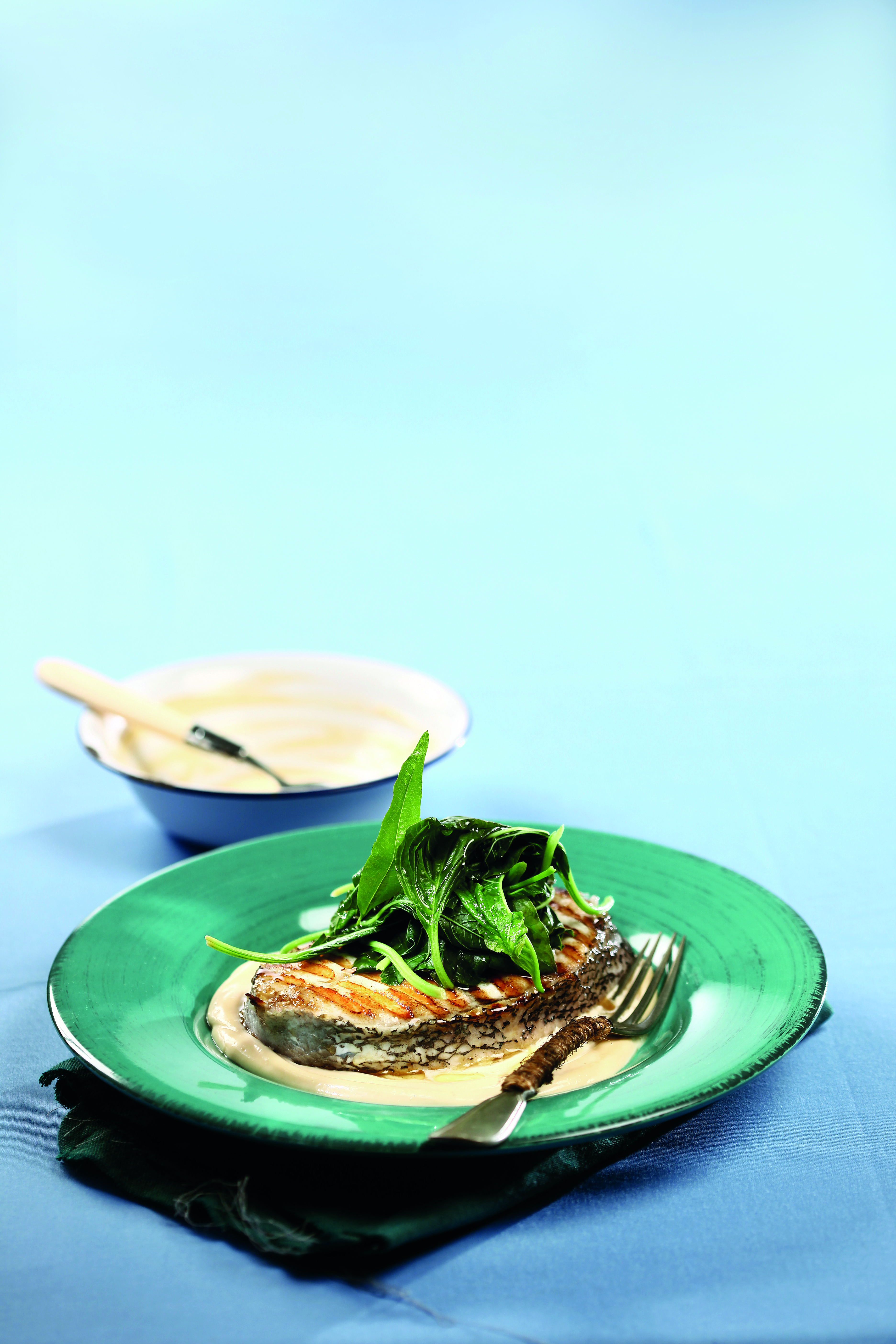 Σαλάτα με ψητό ψάρι και σάλτσα ταραμά