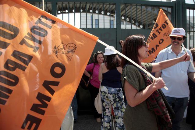 Συγκέντρωση της ΟΛΜΕ κατά της διαθεσιμότητας το μεσημέρι