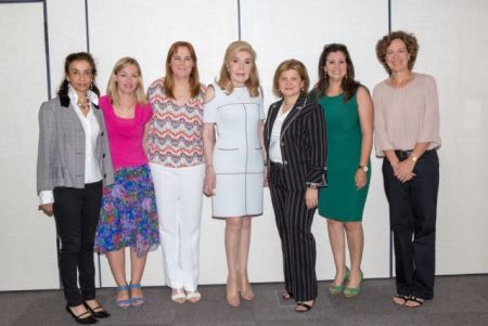 Οι πρέσβειρες μαγειρεύουν για καλό σκοπό