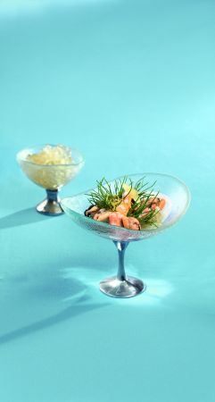 Γαριδοσαλάτα με μύδια επάνω σε παγωμένο ζωμό βλίτων