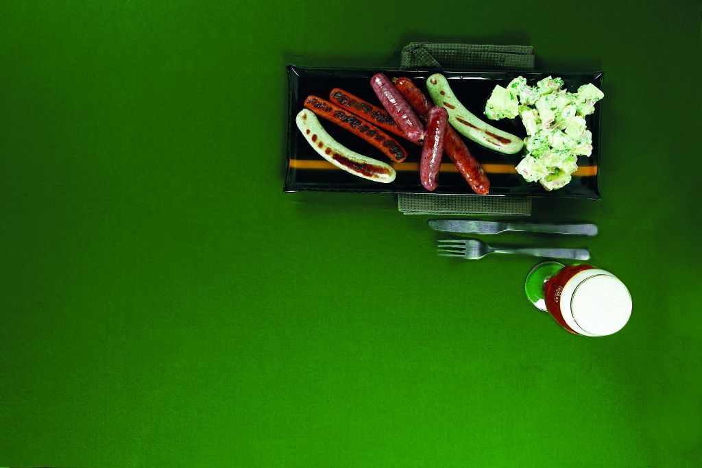 Ποικιλία λουκάνικων με πατατοσαλάτα