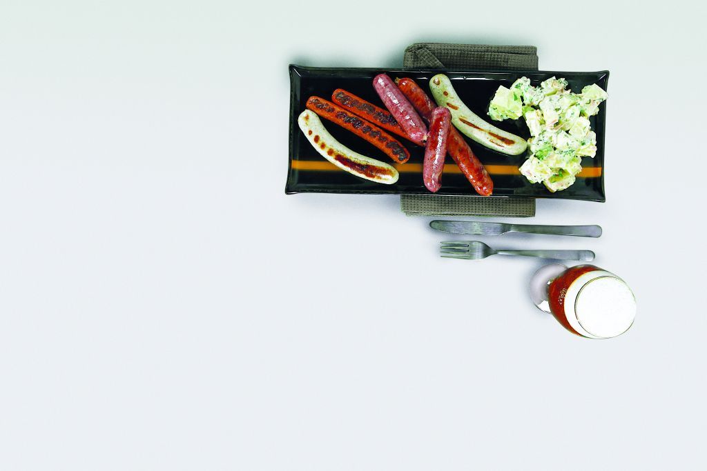 Ποικιλία λουκάνικων µε πατατοσαλάτα