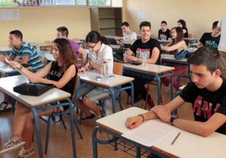 Panhellenic school exams kick off with Modern Greek