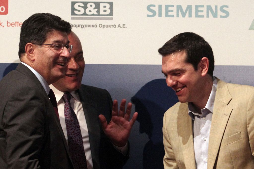 Bloomberg: Ο Τσίπρας παρουσιάζεται φιλικότερος προς τους επενδυτές