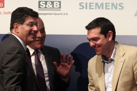 Bloomberg: Ο Τσίπρας παρουσιάζεται φιλικότερος προς τους επενδυτές