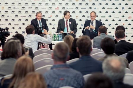 Τα «γεράκια» χτυπούν τα τύμπανα του πολέμου