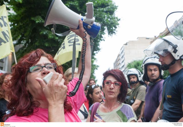 Cleaners gather outside PASOK offices, demand to see Venizelos
