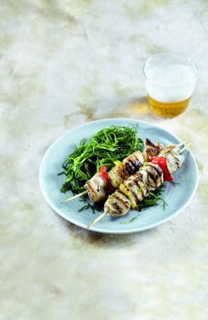 Σουβλάκια ξιφία με σάλτσα λαδολέμονου