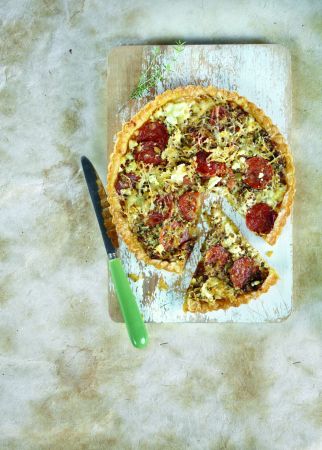 Τάρτα με πεπερόνι, κρεμμύδια, φέτα και κεφαλογραβιέρα