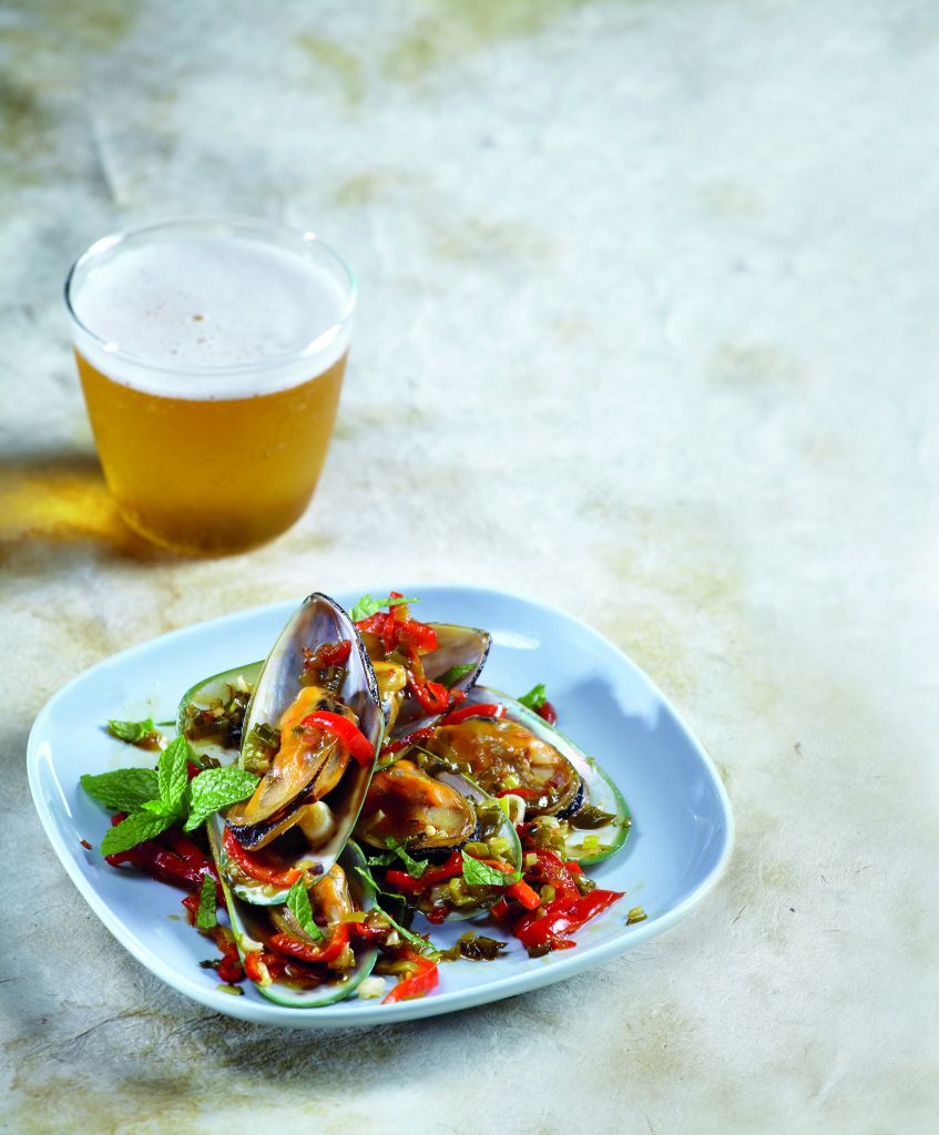 Μύδια αχνιστά με σάλτσα αρωματικών και μπούκοβο