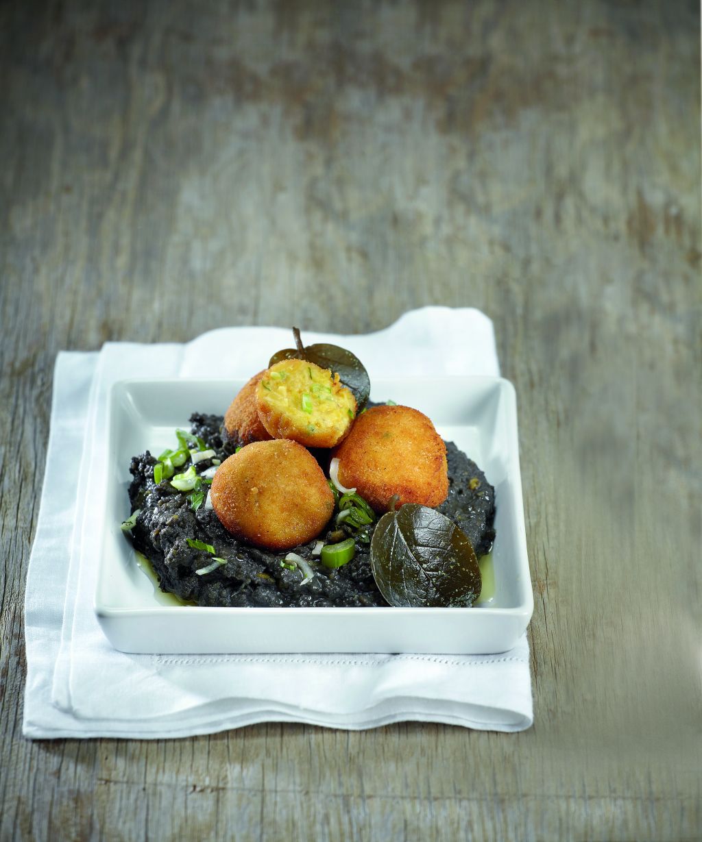 Μους φάβα με μελάνι σουπιάς και φαβοκροκέτες