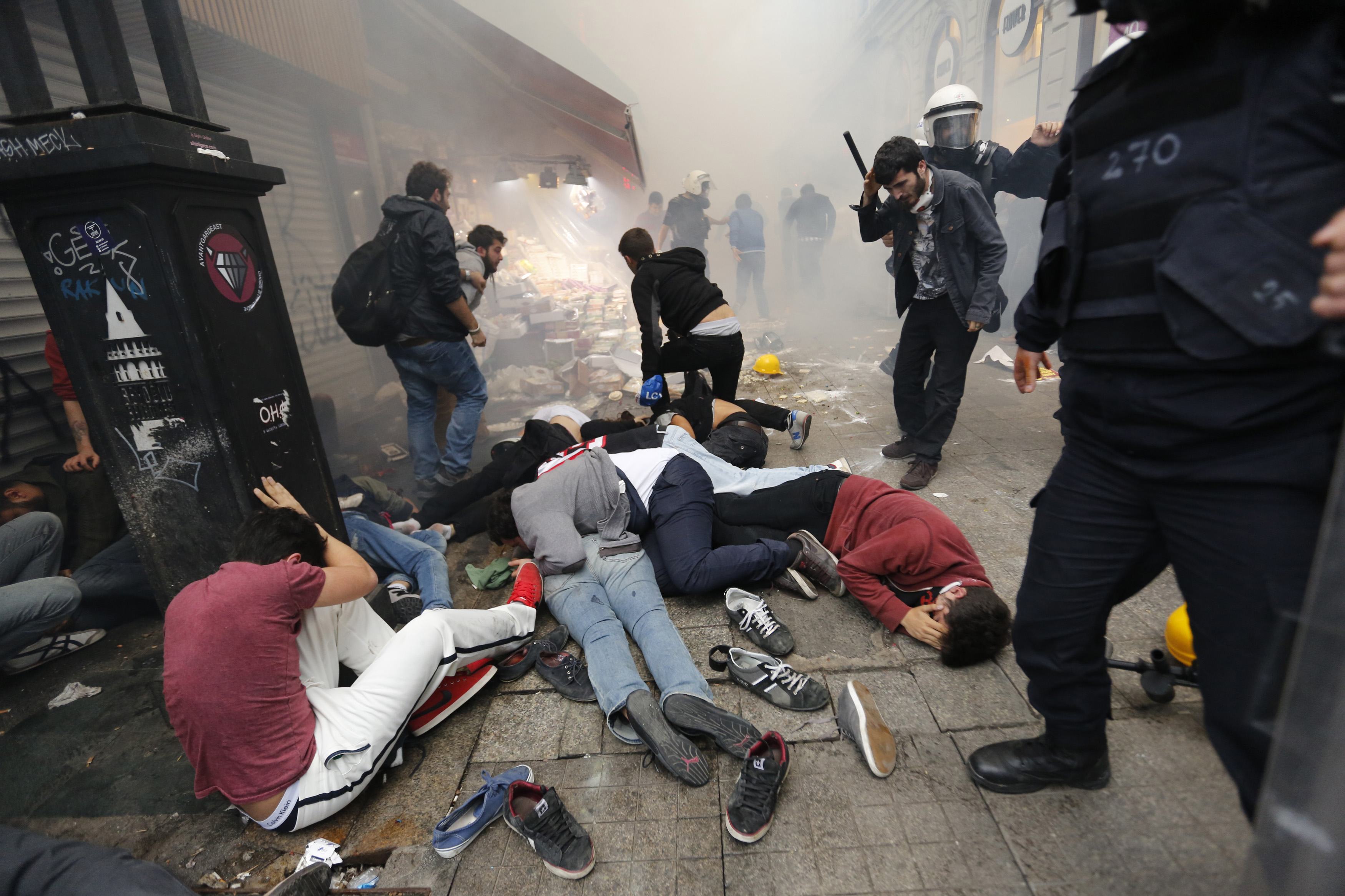 Δακρυγόνα και συλλήψεις διαδηλωτών σε Κωνσταντινούπολη και Αγκυρα