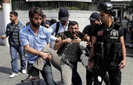 Νεκρός σε συγκρούσεις κούρδων διαδηλωτών και στρατού στην Τουρκία