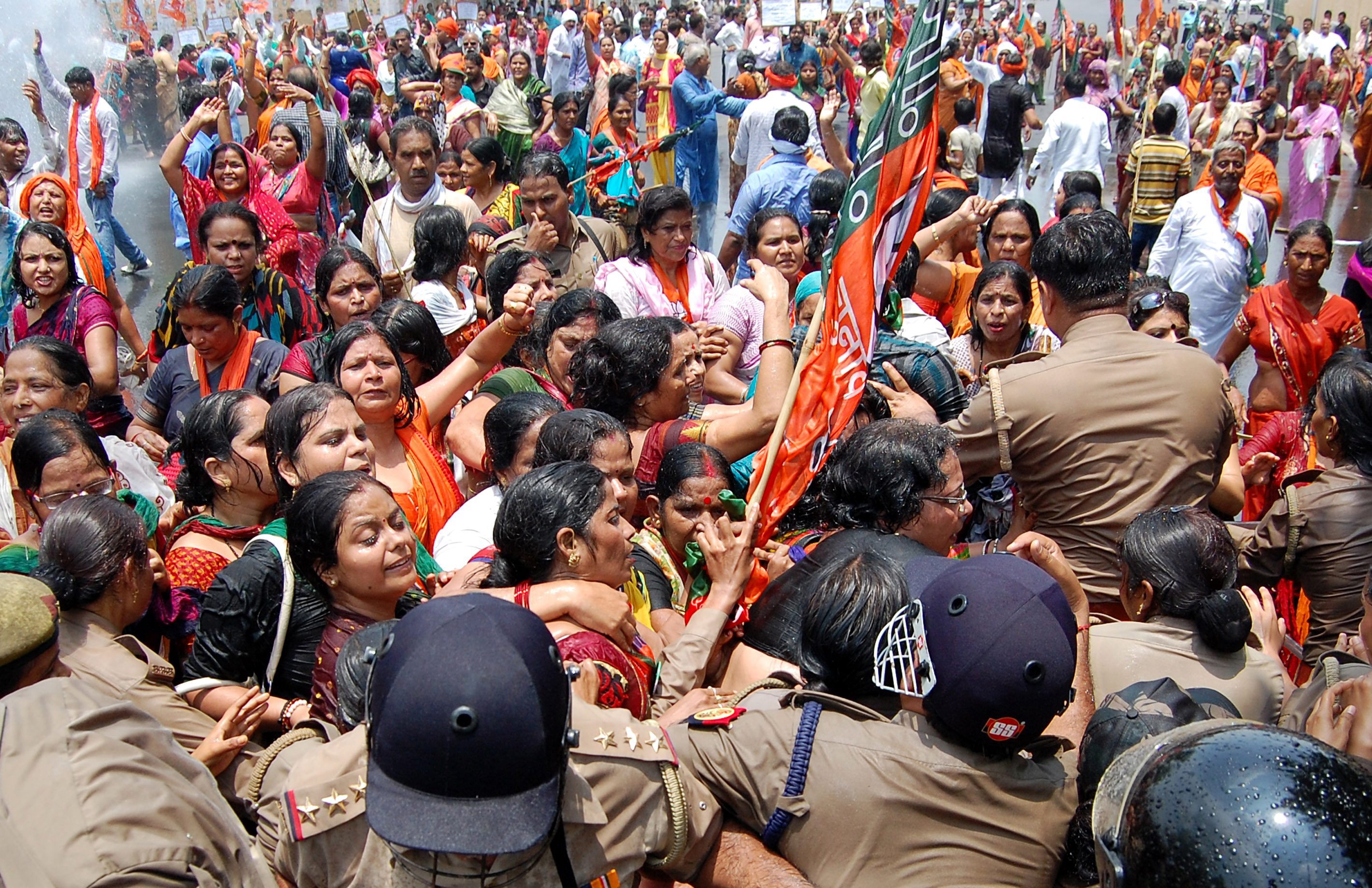 Νέος ομαδικός βιασμός και απαγχονισμός γυναικών στην Ινδία