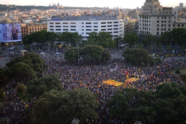 Μαδρίτη: Χιλιάδες διαδηλωτές ζητούν το τέλος της μοναρχίας
