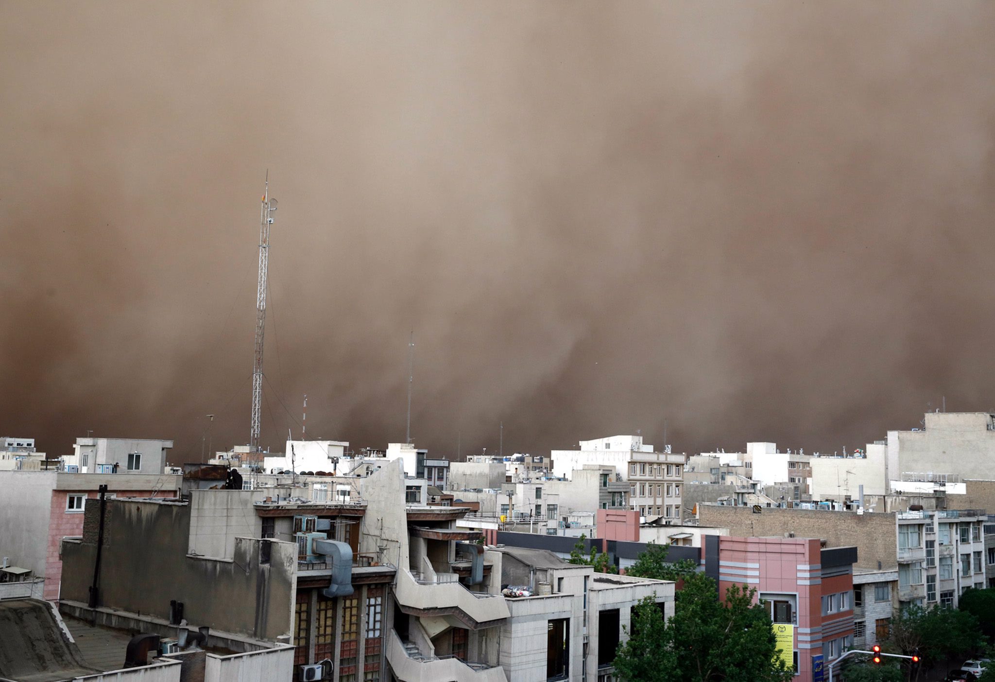 Φονική αμμοθύελλα «κατάπιε» την Τεχεράνη μέσα σε μερικά λεπτά