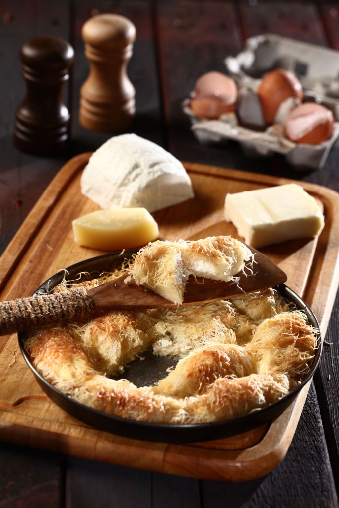 Kανταϊφοπιτάκια γαλοπούλας με κεφαλογραβιέρα, ανθότυρο και κρέμα γάλακτος