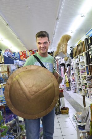 Από το τσολιαδάκι στον τσιμεντένιο χάρτη