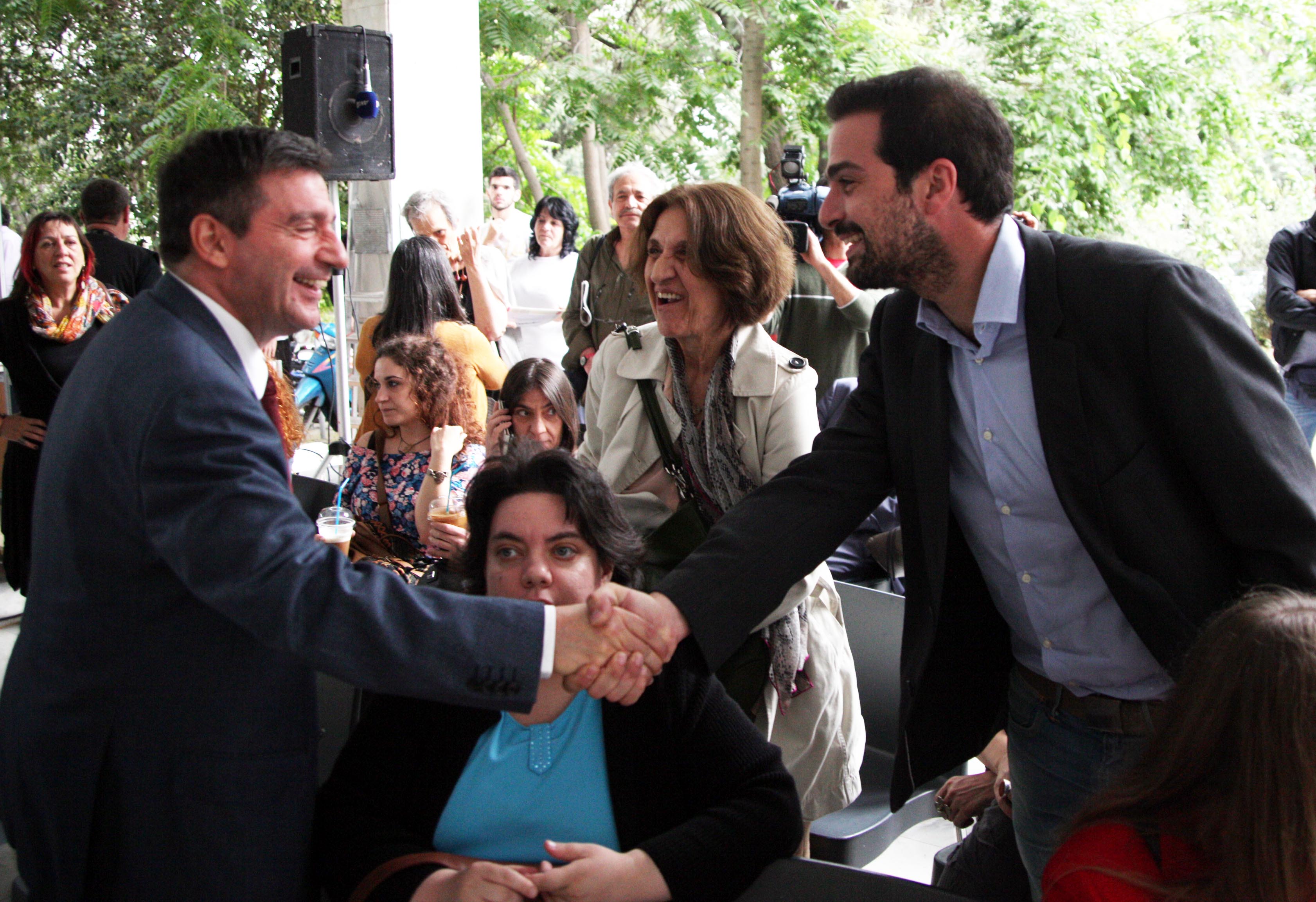 Τσάι και… συναίνεση στην Αθήνα