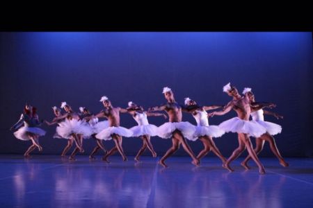 Ντάντα Μαζίλο: Η «Λίμνη των Κύκνων»… αλλιώς!