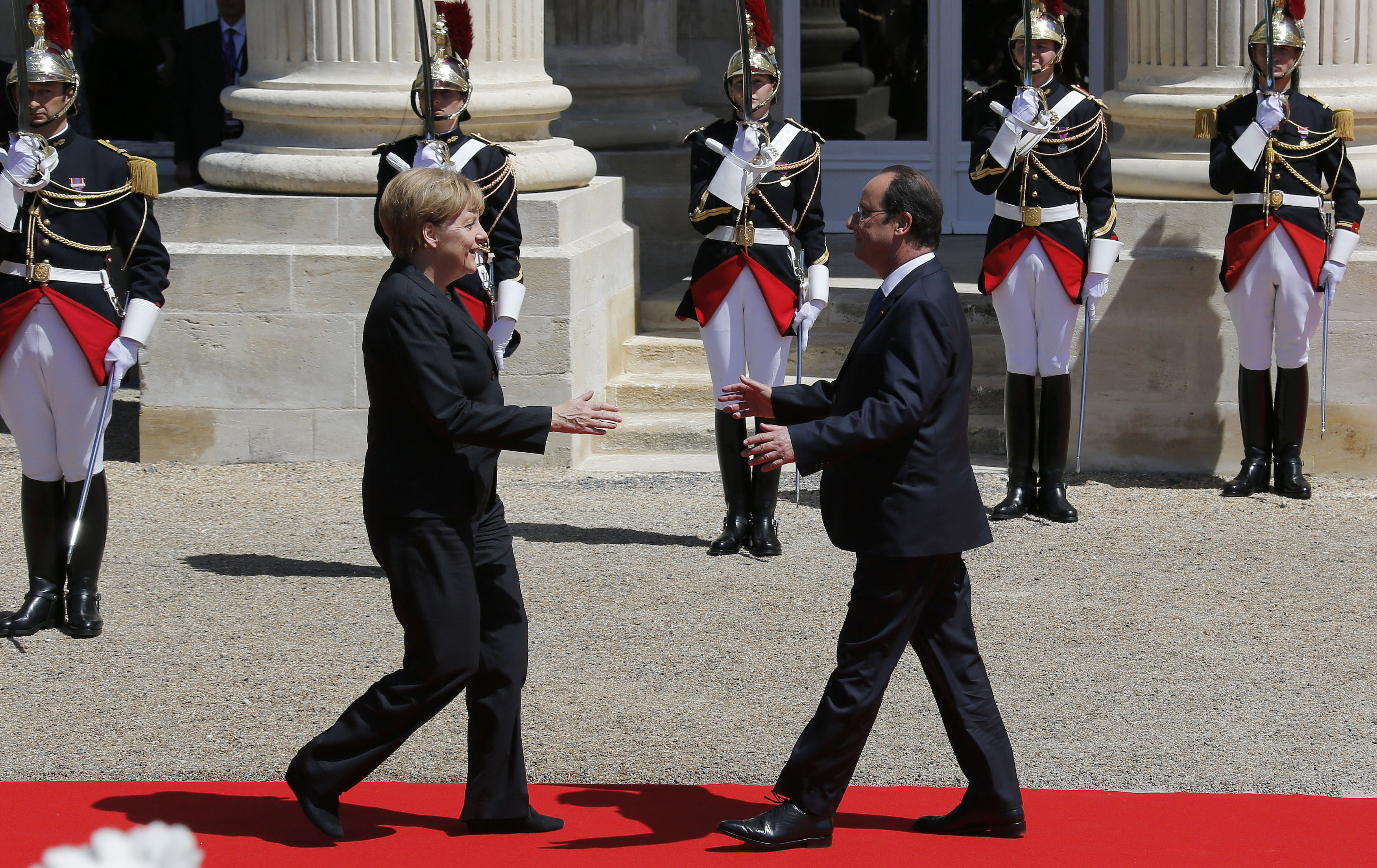 Πόσο κοστίζει σε Γαλλία και Γερμανία η ηγεσία του κράτους