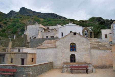 Βαδίζοντας στα μονοπάτια της Ανδρου