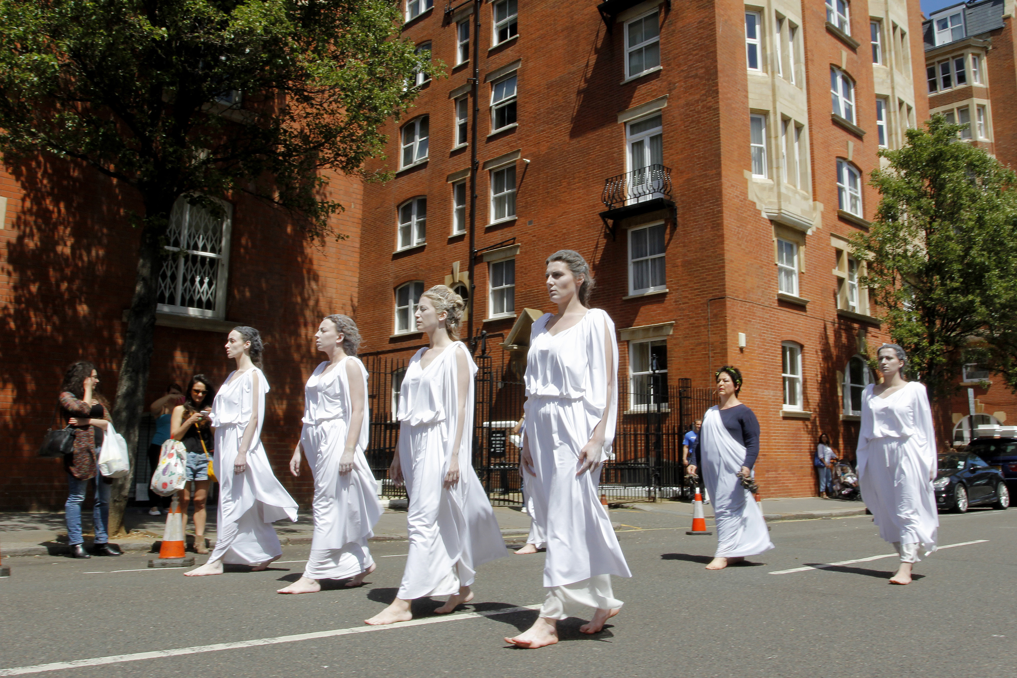 Εξι Καρυάτιδες στο Λονδίνο ζητούν πίσω τα Γλυπτά του Παρθενώνα
