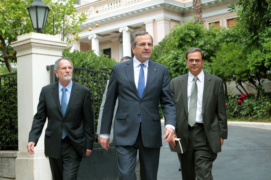 Πυρετός διαβουλεύσεων εν όψει της συνάντησης με την τρόικα στο Παρίσι