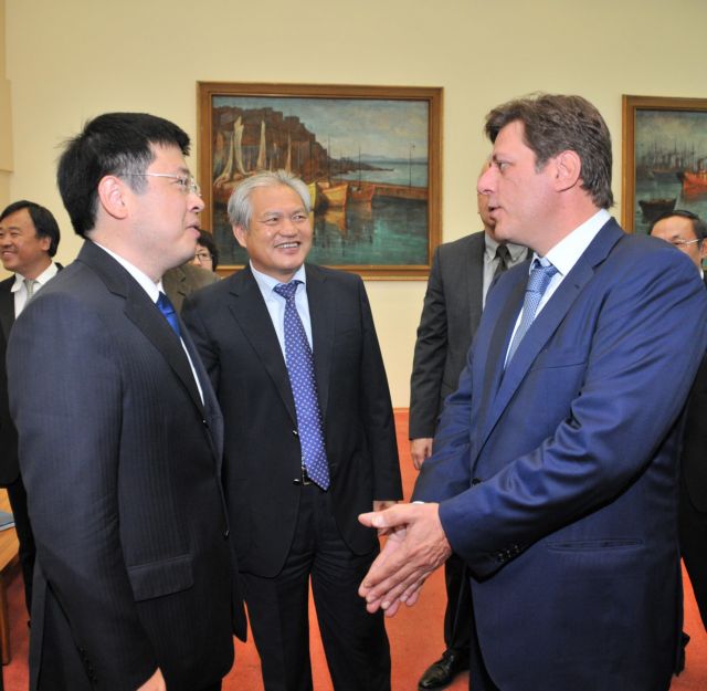 Συνάντηση Βαρβιτσιώτη – Cosco με μενού το λιμάνι του Πειραιά