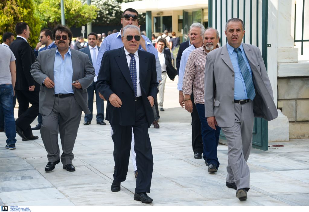 «Μπλόκο» απολυμένων καθαριστριών στον Γιακουμάτο έξω από το ΥΠΟΙΚ