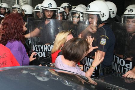 Επεισόδια ΜΑΤ-καθαριστριών μετά την απόφαση του Αρείου Πάγου