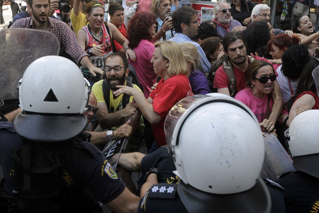 Η ΠΟΕΣΥ καταδικάζει τη βία κατά των δημοσιογράφων από τα ΜΑΤ