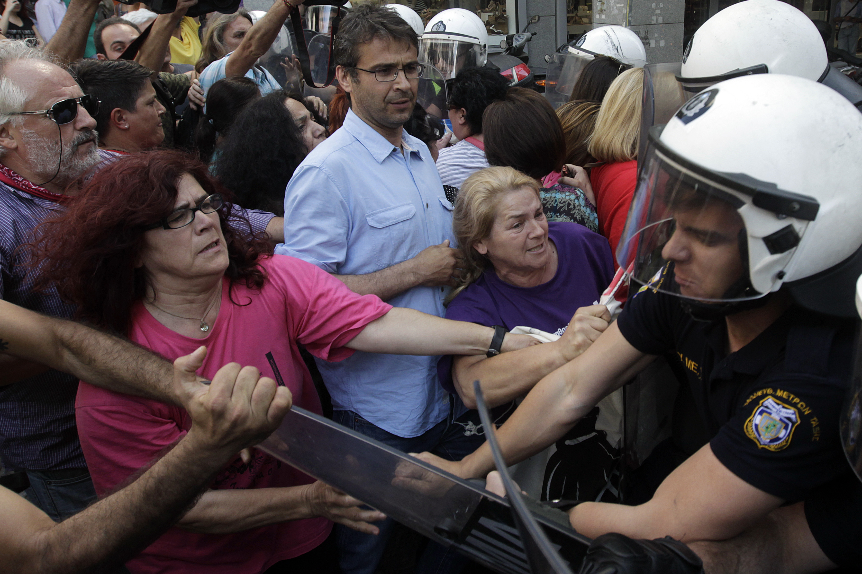 Βουλευτές του ΣΥΡΙΖΑ είδαν τον ΥΠΟΙΚ για τις καθαρίστριες