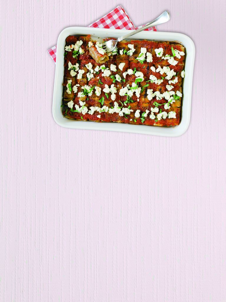 Ρολάκια μελιτζάνας με ανθότυρο και σάλτσα ντομάτας