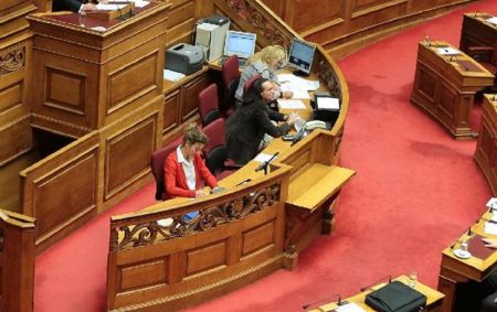 Οι βουλευτές θα αξιολογούν τους αποσπασμένους στα γραφεία τους