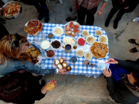 Αδελφές μου, στην κουζίνα μας!