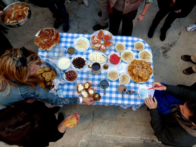 Αδελφές μου, στην κουζίνα μας!