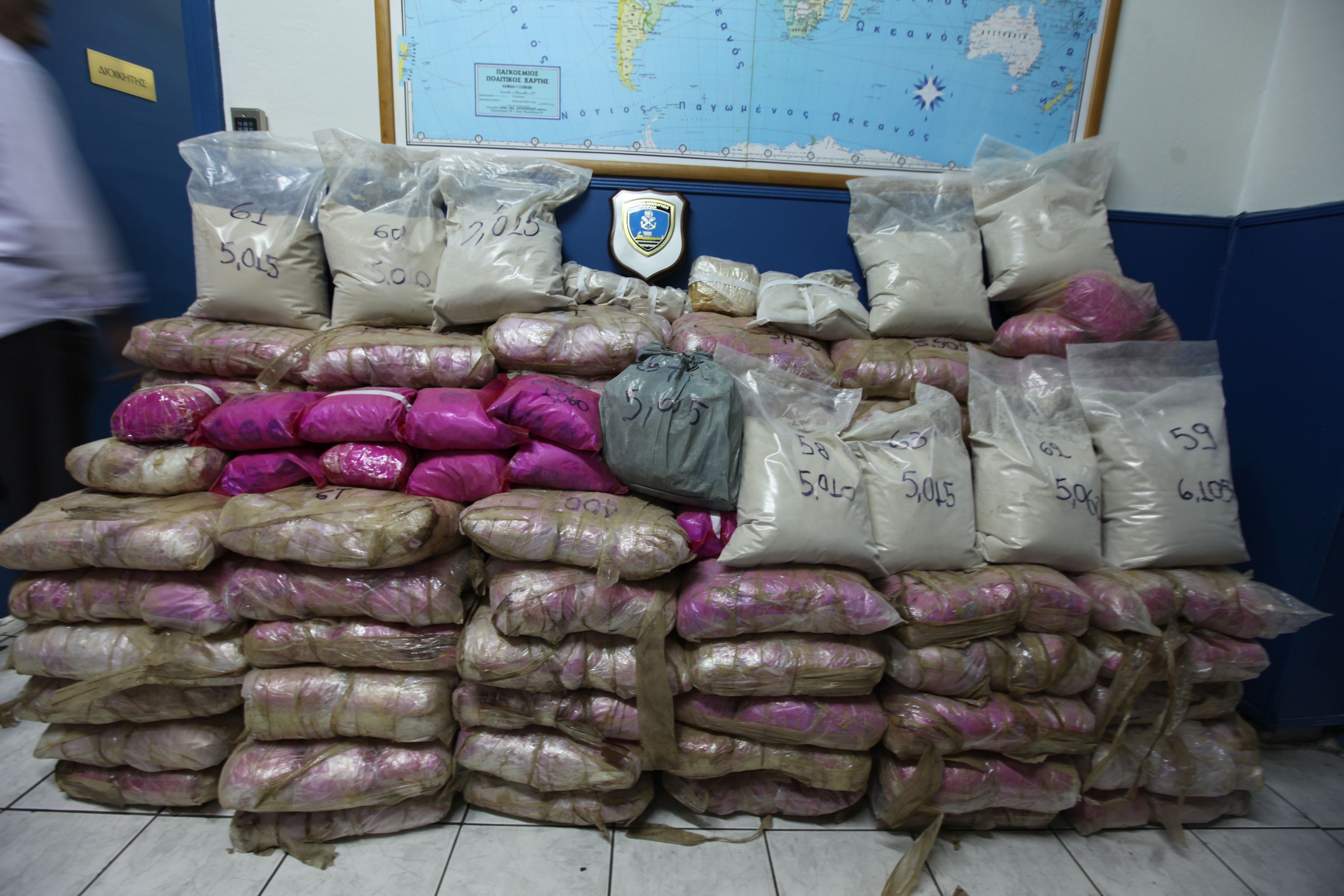 Κατέσχεσαν 1 τόνο ηρωίνη σε βίλα στη Φιλοθέη και σε αποθήκη στο Κορωπί
