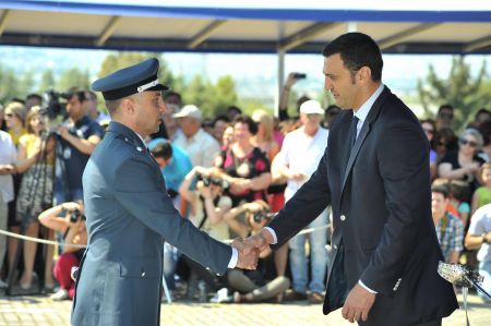 Ο Κικίλιας επισκέφθηκε τα ΜΑΤ στην Καισαριανή