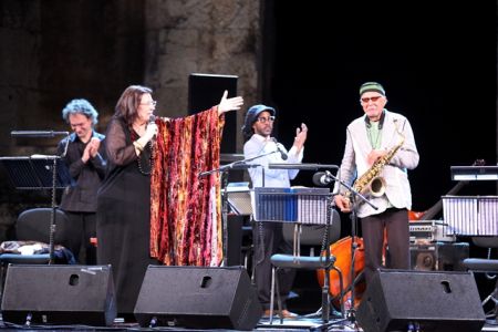 Η Μαρία Φαραντούρη τραγουδά σινεμά