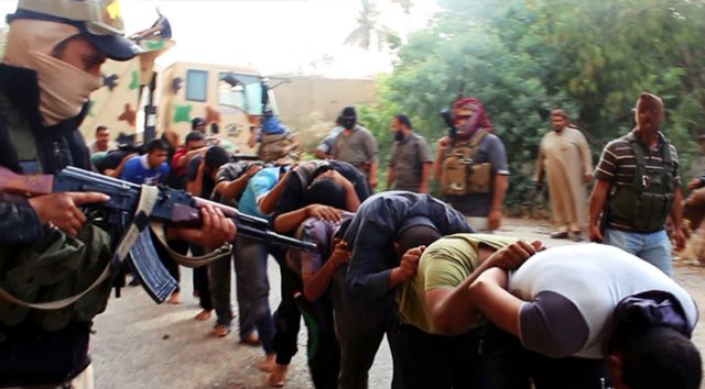 Φωτογραφίες-σοκ δείχνουν μαζικές εκτελέσεις από μέλη της ISIL