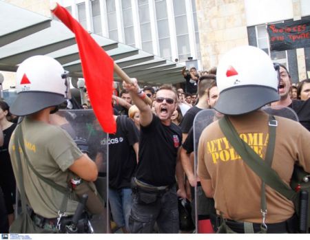 Ενταση στο Μαρούσι σε πορεία προς τα γραφεία της Χρυσής Αυγής