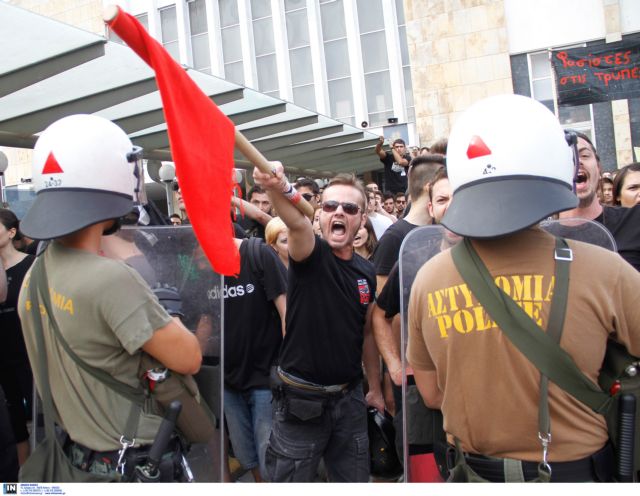 Ενταση στο Μαρούσι σε πορεία προς τα γραφεία της Χρυσής Αυγής