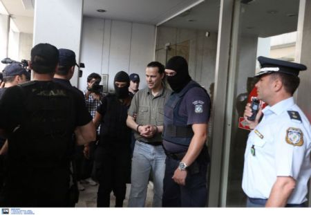 Στα δικαστήρια Πειραιά ο Σάββας Ξηρός