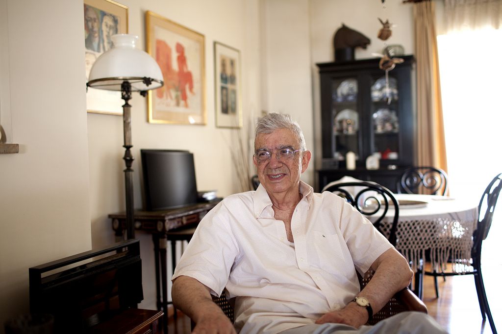 Δολοφονήθηκε ο Μένης Κουμανταρέας – Η ΕΛ.ΑΣ. ψάχνει τον άγνωστο με τον οποίο συναντήθηκε