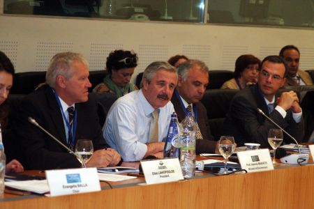 ΥΠΕΚΑ: Σε Θεσσαλονίκη-Πειραιά τα πρώτα μόνιμα κτηματολογικά γραφεία