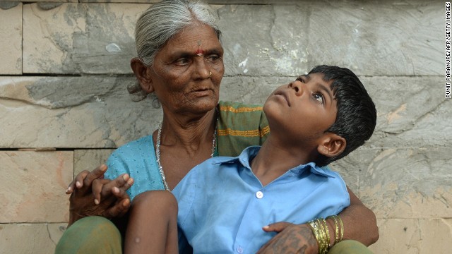 Ινδία: 9χρονο παιδί ζει δεμένο σε στάση λεωφορείου
