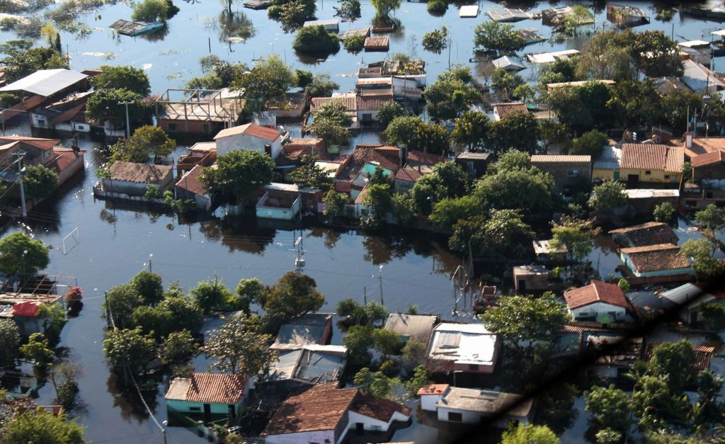 Χιλιάδες εγκαταλείπουν τα σπίτια τους από τις πλημμύρες στην Παραγουάη