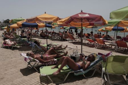 Τιμές – φωτιά στις οργανωμένες παραλίες της Αττικής