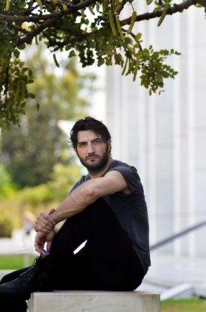 Νίκος Κουρής: Σώζεσαι με τη φαντασία σου